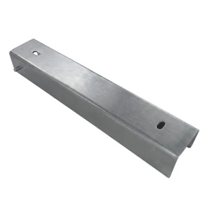 Profilé en C connecteur support pour soubassement 300x50 galvanisé